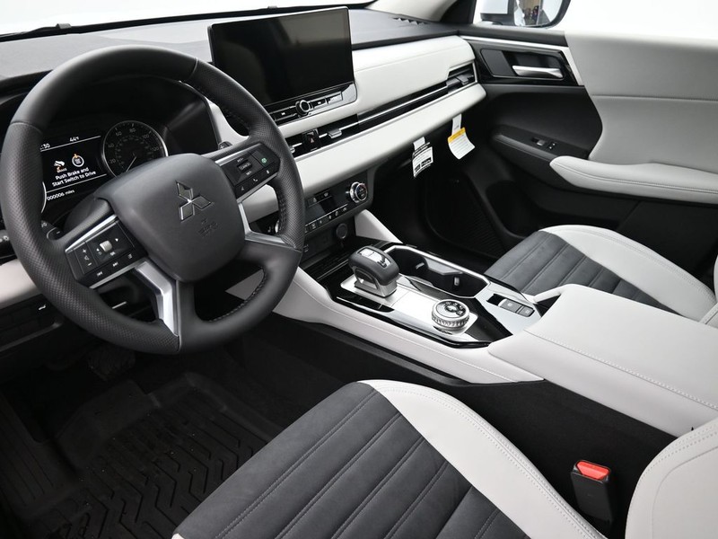 Mitsubishi Outlander Vehicle Full-screen Gallery Image 15