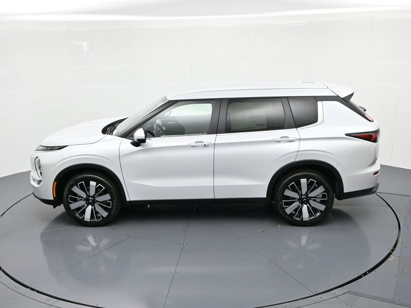 Mitsubishi Outlander Vehicle Full-screen Gallery Image 19