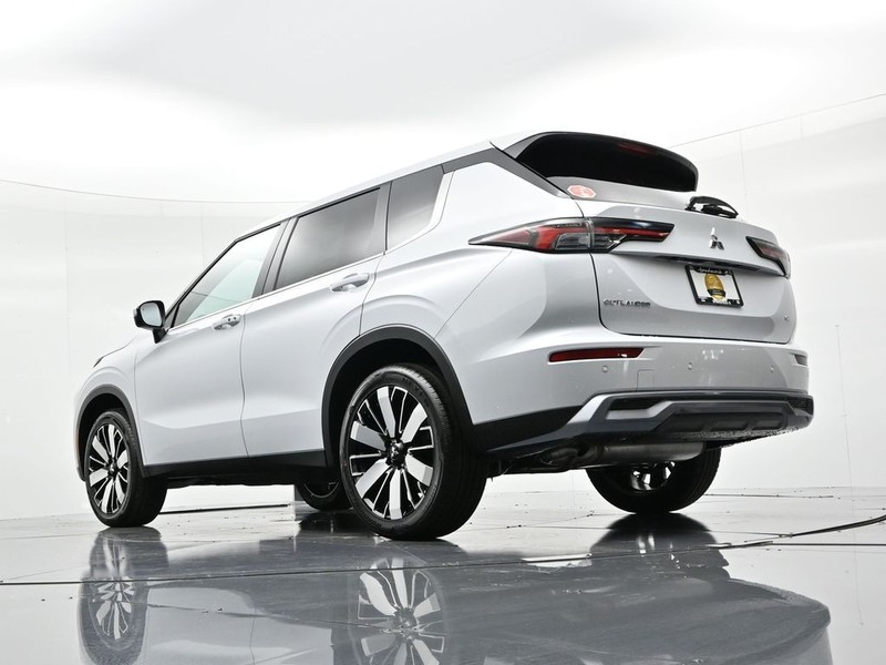Mitsubishi Outlander Vehicle Full-screen Gallery Image 20