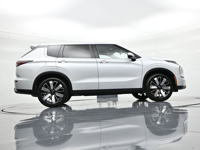 Mitsubishi Outlander Vehicle Full-screen Gallery Image 23