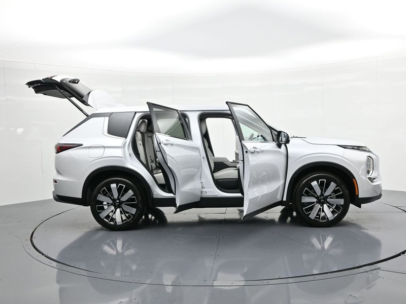 Mitsubishi Outlander Vehicle Full-screen Gallery Image 24