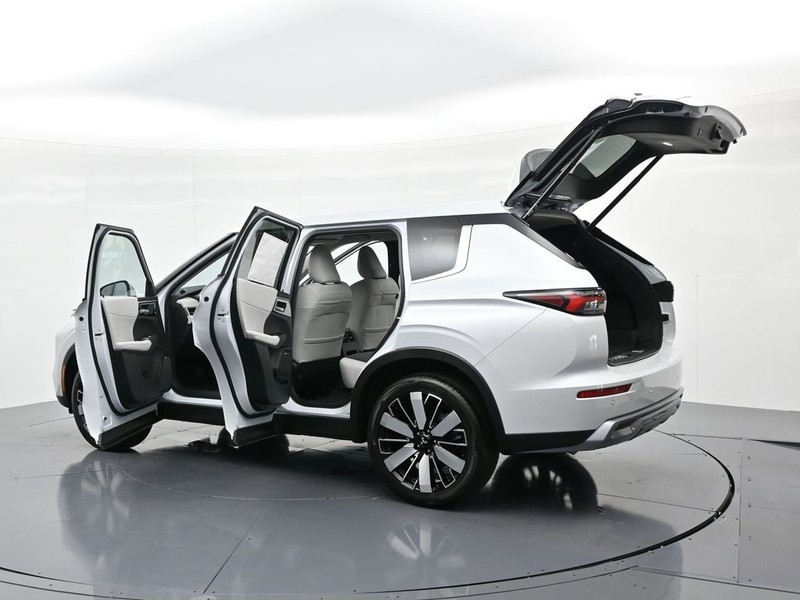 Mitsubishi Outlander Vehicle Full-screen Gallery Image 25