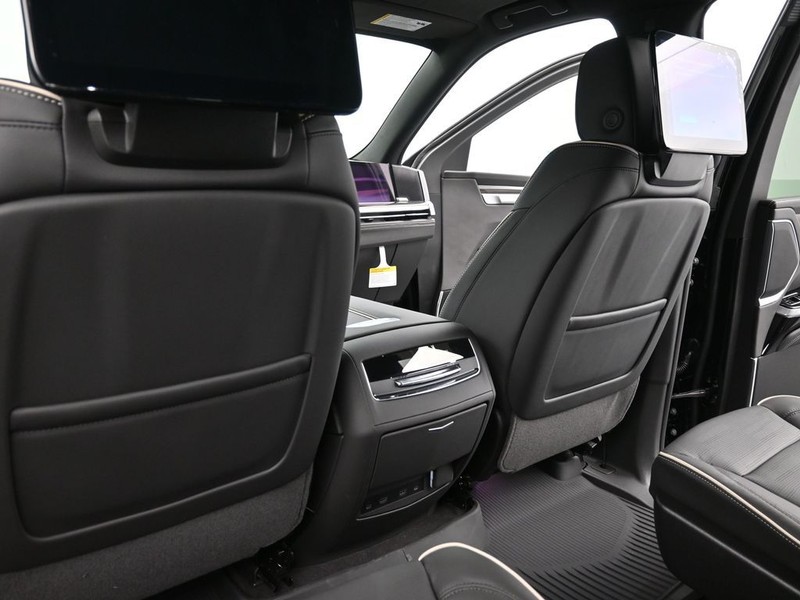 Cadillac Escalade Vehicle Full-screen Gallery Image 12