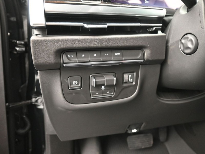 Cadillac Escalade Vehicle Full-screen Gallery Image 14