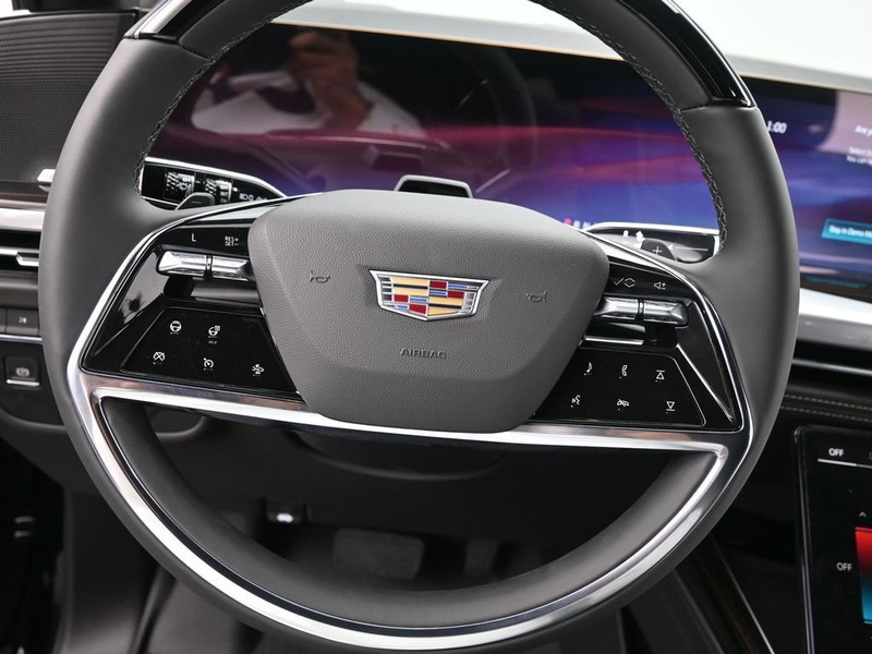 Cadillac Escalade Vehicle Full-screen Gallery Image 15