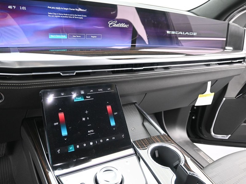 Cadillac Escalade Vehicle Full-screen Gallery Image 17