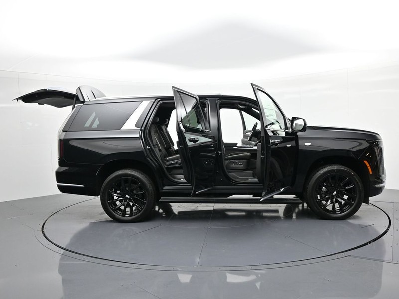 Cadillac Escalade Vehicle Full-screen Gallery Image 28