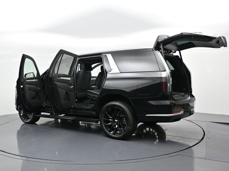 Cadillac Escalade Vehicle Full-screen Gallery Image 29