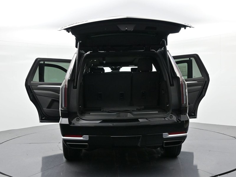 Cadillac Escalade Vehicle Full-screen Gallery Image 31