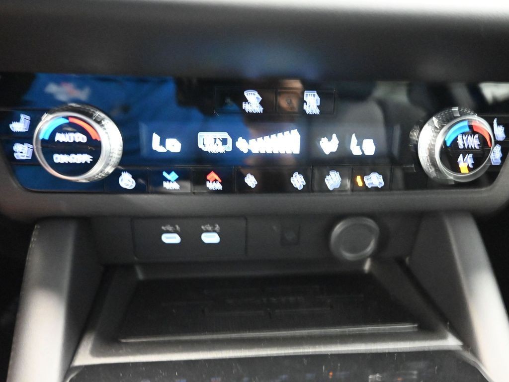 Mitsubishi Outlander Vehicle Full-screen Gallery Image 12