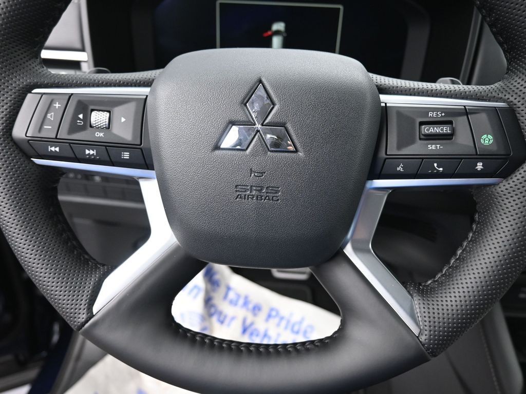 Mitsubishi Outlander Vehicle Full-screen Gallery Image 14