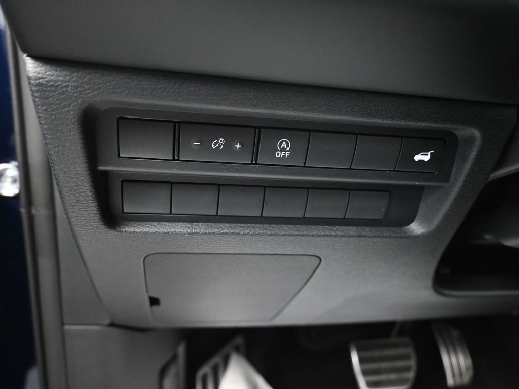 Mitsubishi Outlander Vehicle Full-screen Gallery Image 16