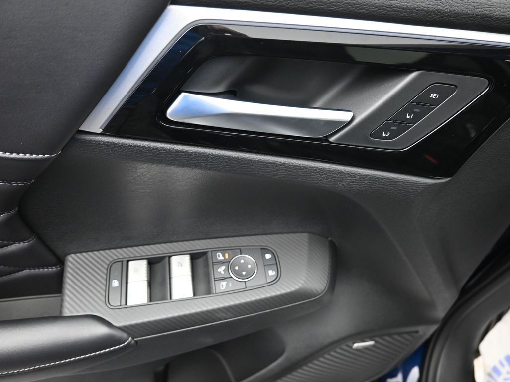 Mitsubishi Outlander Vehicle Full-screen Gallery Image 17