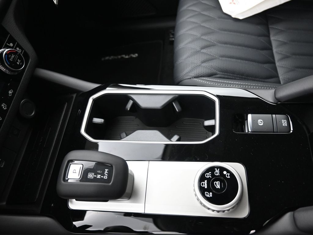 Mitsubishi Outlander Vehicle Full-screen Gallery Image 22