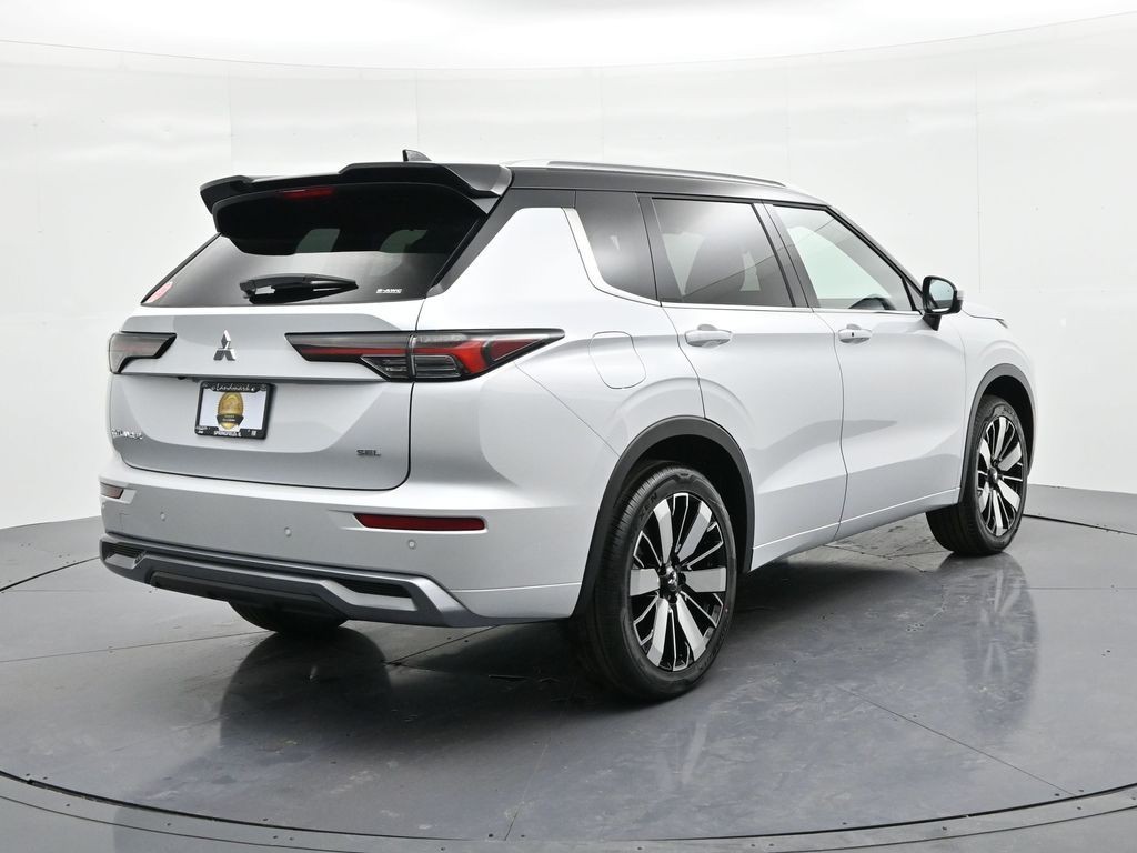 Mitsubishi Outlander Vehicle Full-screen Gallery Image 6