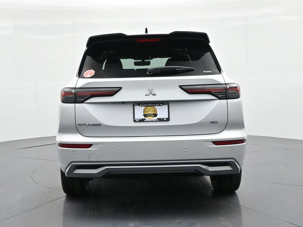 Mitsubishi Outlander Vehicle Full-screen Gallery Image 7