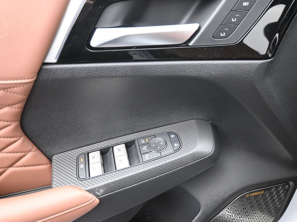 Mitsubishi Outlander Vehicle Full-screen Gallery Image 10