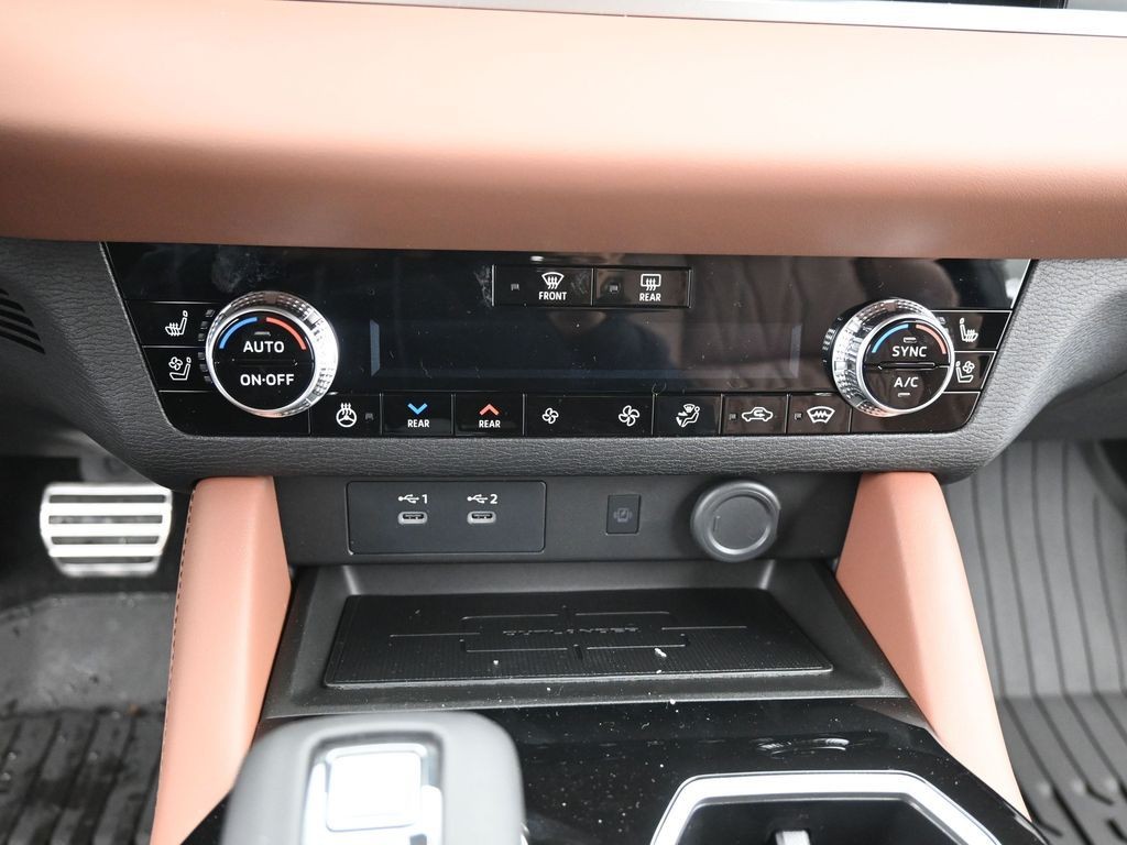 Mitsubishi Outlander Vehicle Full-screen Gallery Image 12