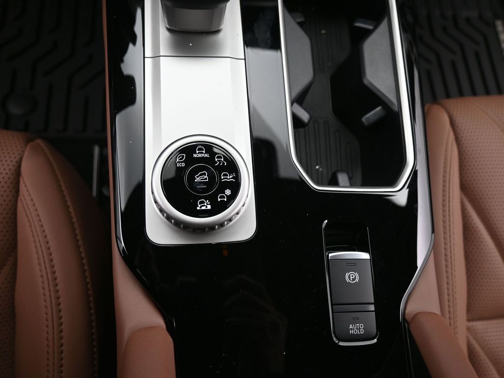 Mitsubishi Outlander Vehicle Full-screen Gallery Image 13