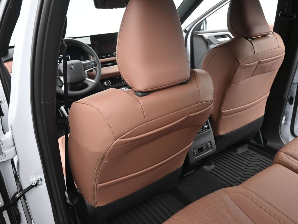 Mitsubishi Outlander Vehicle Full-screen Gallery Image 17