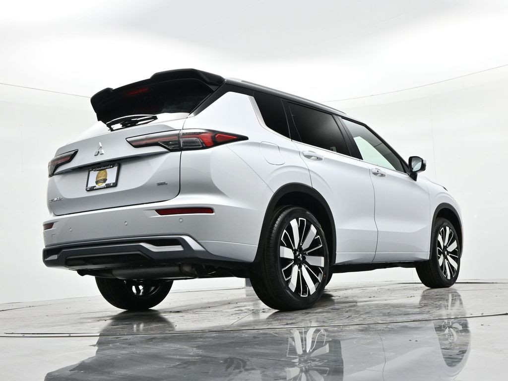 Mitsubishi Outlander Vehicle Full-screen Gallery Image 24