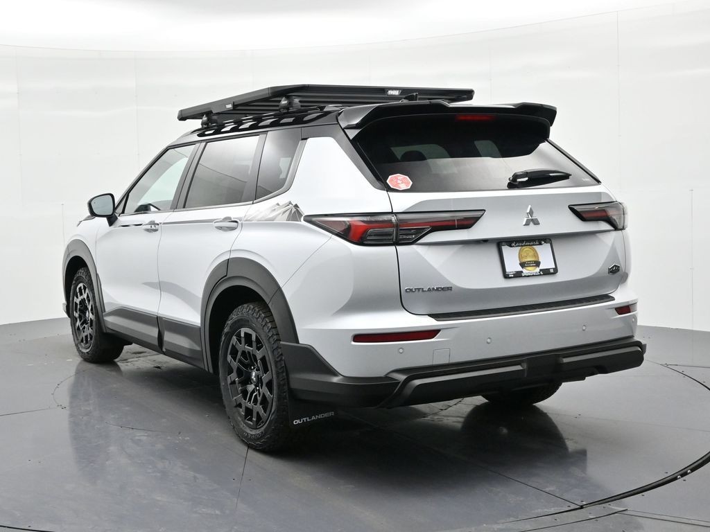 Mitsubishi Outlander Vehicle Full-screen Gallery Image 8