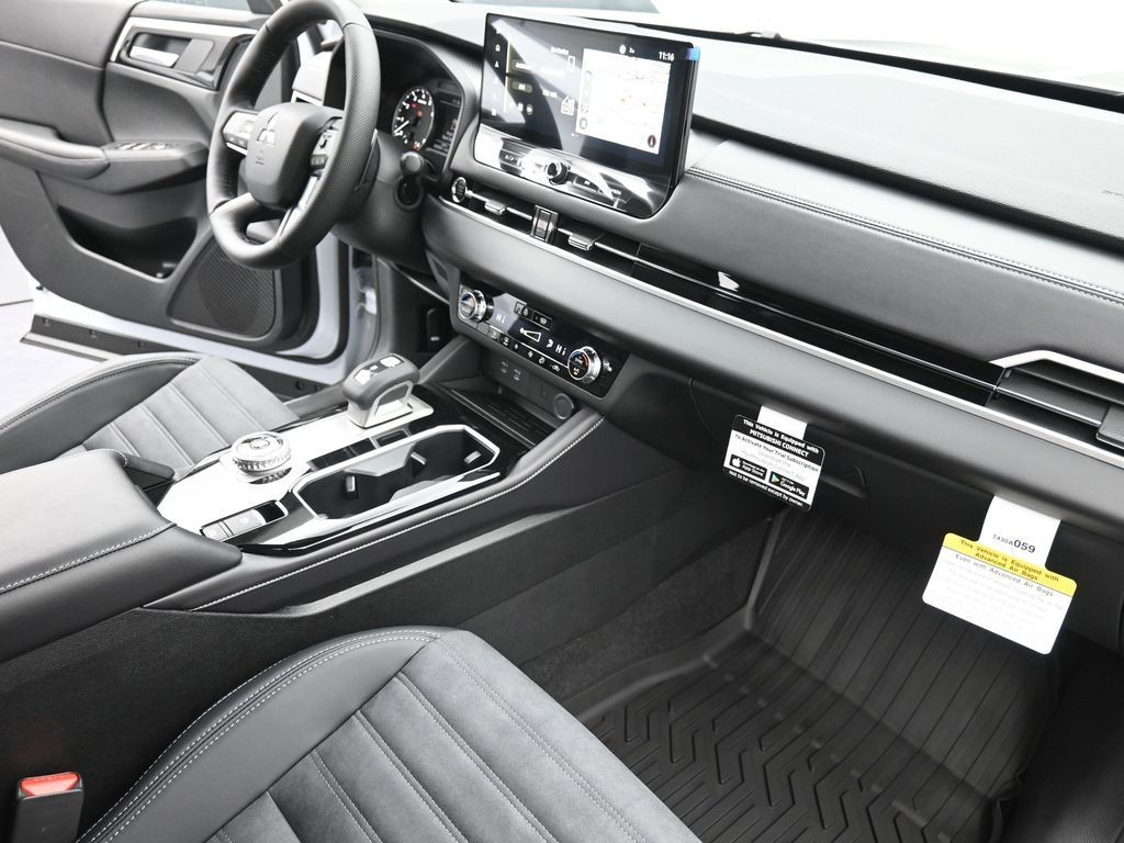 Mitsubishi Outlander Vehicle Full-screen Gallery Image 10