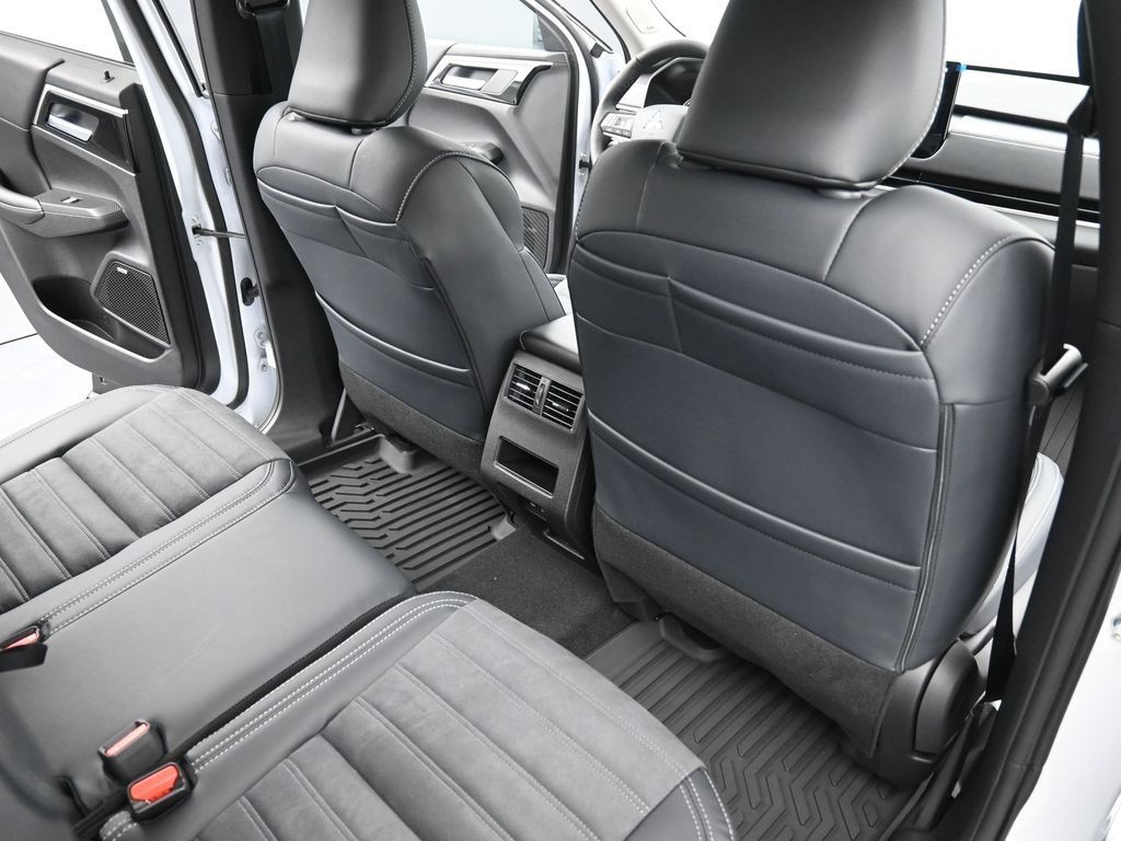 Mitsubishi Outlander Vehicle Full-screen Gallery Image 11