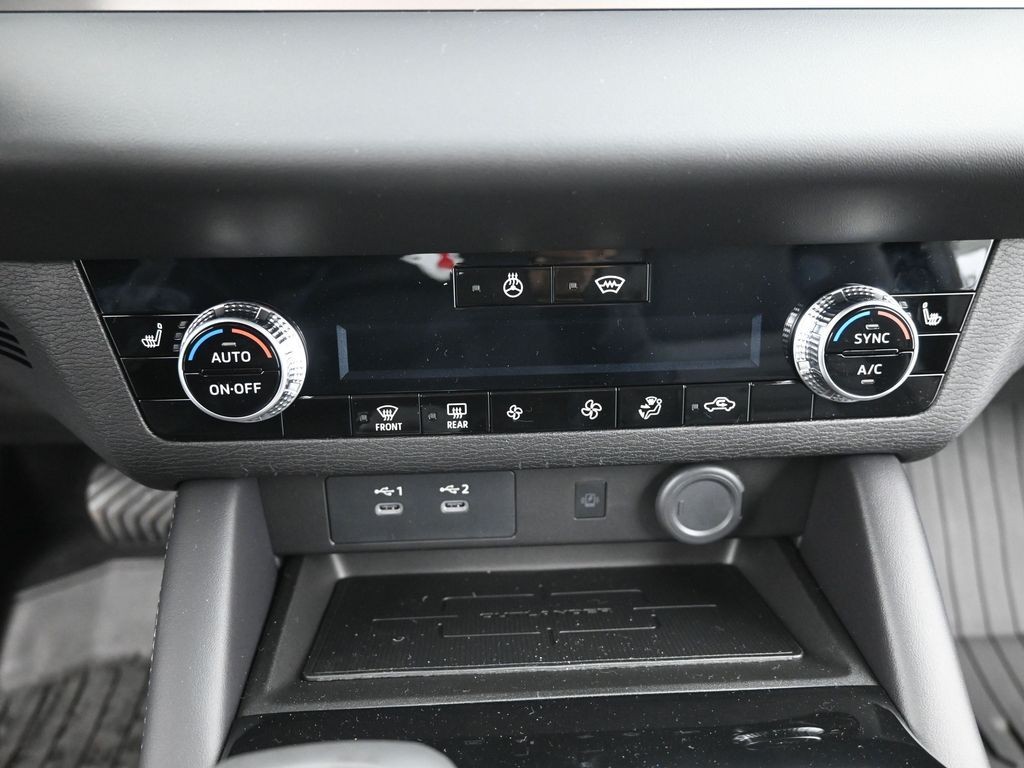 Mitsubishi Outlander Vehicle Full-screen Gallery Image 13