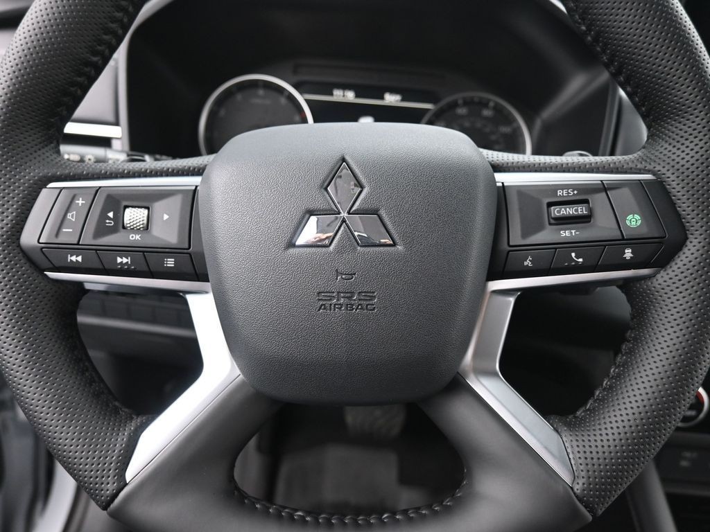 Mitsubishi Outlander Vehicle Full-screen Gallery Image 15
