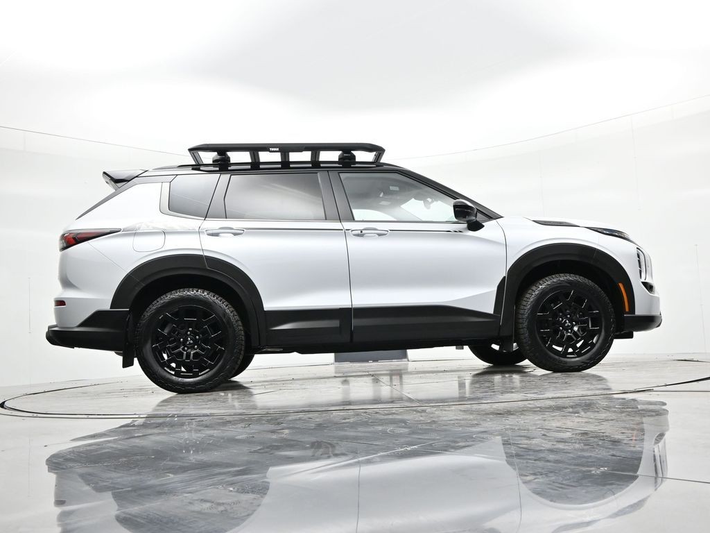 Mitsubishi Outlander Vehicle Full-screen Gallery Image 25
