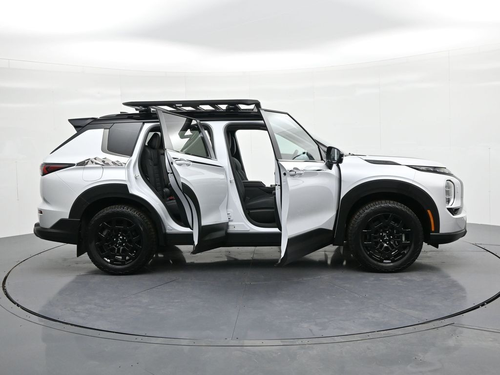 Mitsubishi Outlander Vehicle Full-screen Gallery Image 26