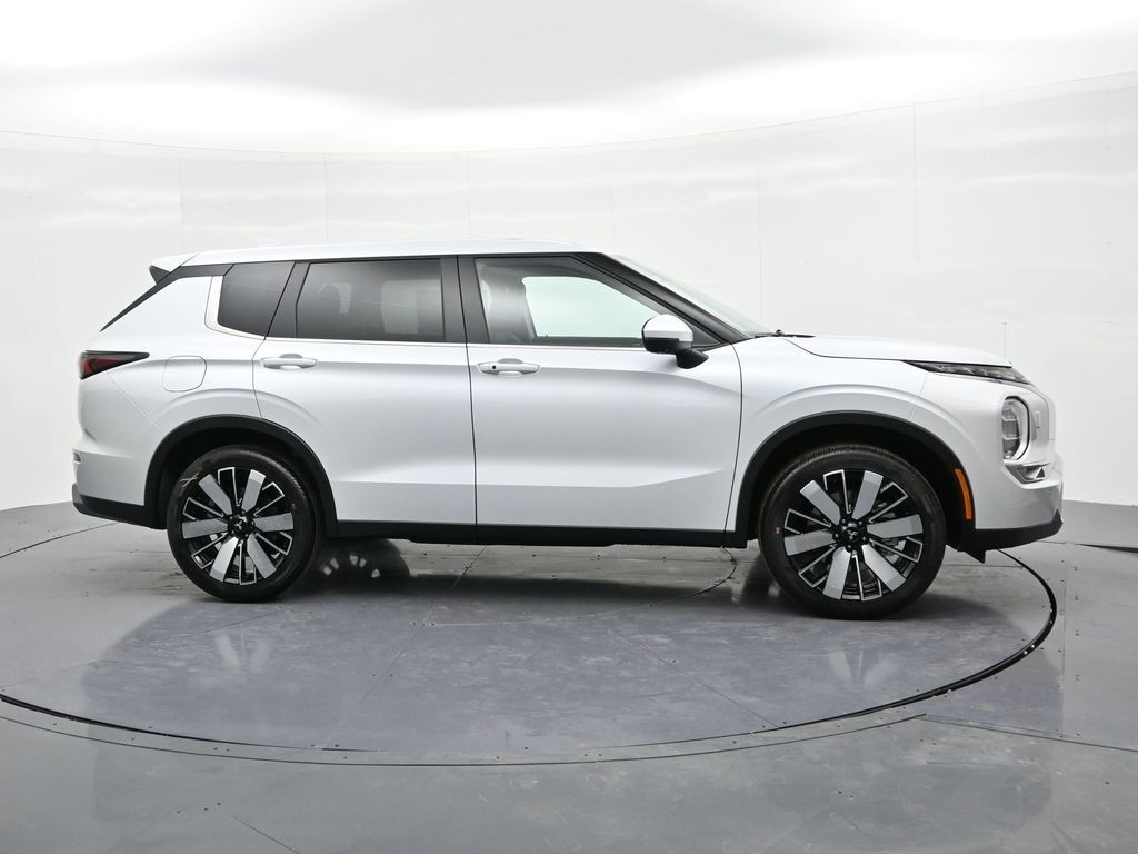 Mitsubishi Outlander Vehicle Full-screen Gallery Image 5