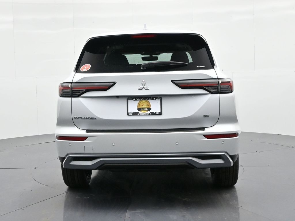 Mitsubishi Outlander Vehicle Full-screen Gallery Image 7