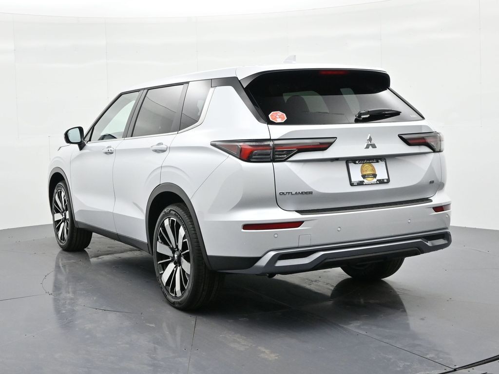 Mitsubishi Outlander Vehicle Full-screen Gallery Image 8