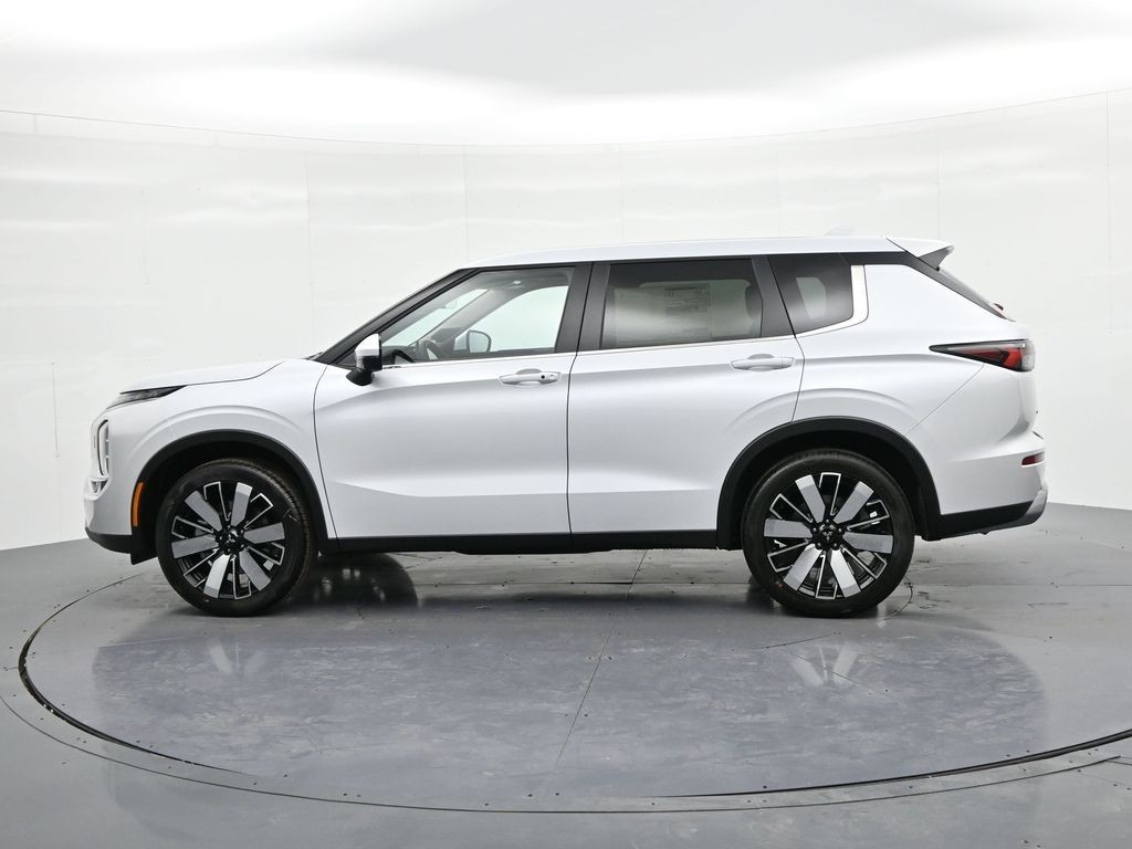 Mitsubishi Outlander Vehicle Full-screen Gallery Image 9