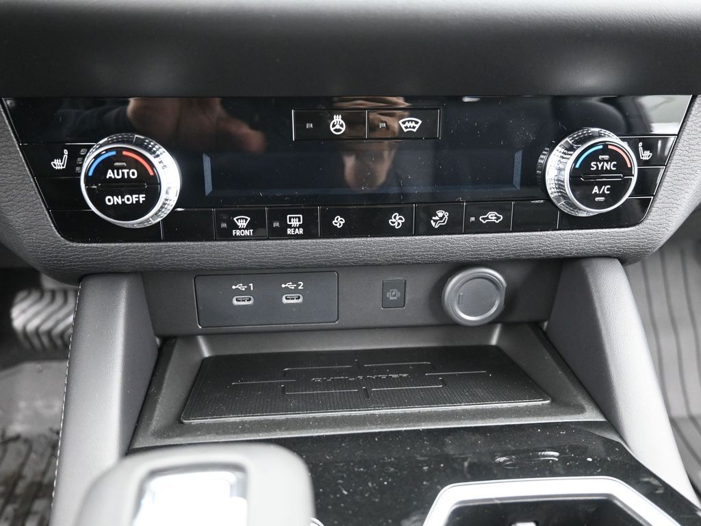 Mitsubishi Outlander Vehicle Full-screen Gallery Image 13