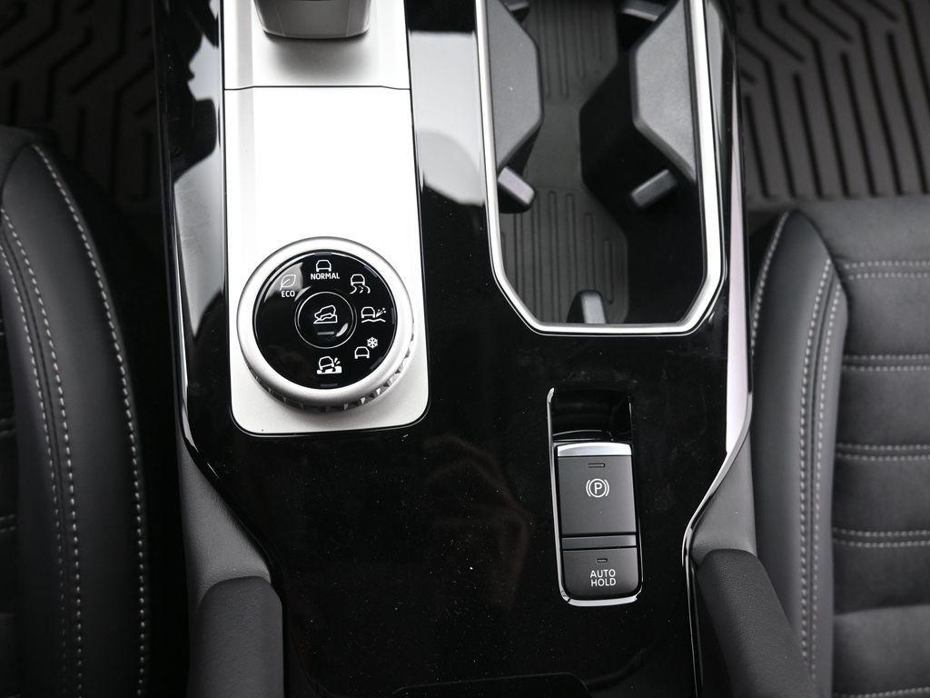 Mitsubishi Outlander Vehicle Full-screen Gallery Image 14