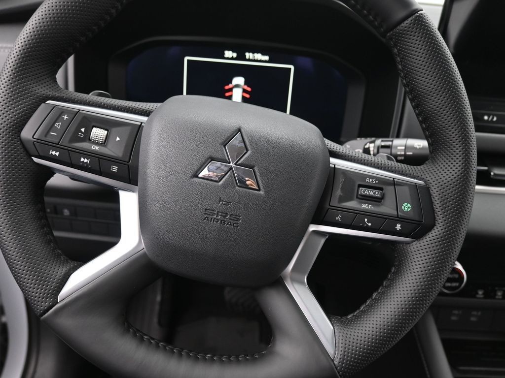 Mitsubishi Outlander Vehicle Full-screen Gallery Image 15