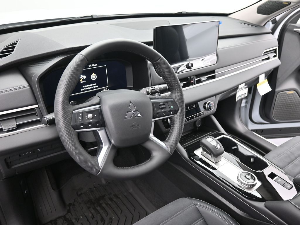 Mitsubishi Outlander Vehicle Full-screen Gallery Image 16
