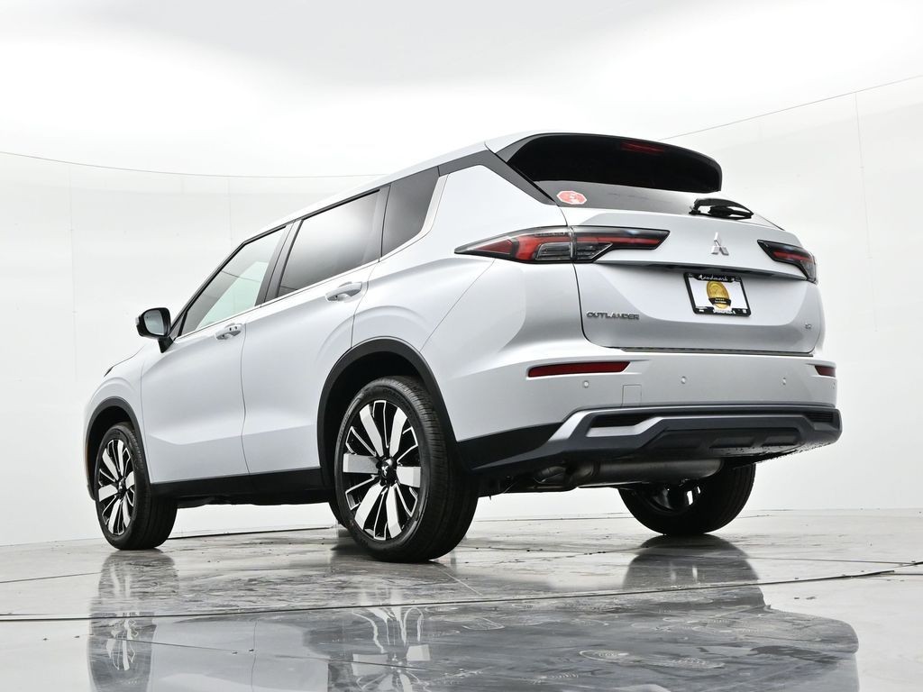 Mitsubishi Outlander Vehicle Full-screen Gallery Image 21