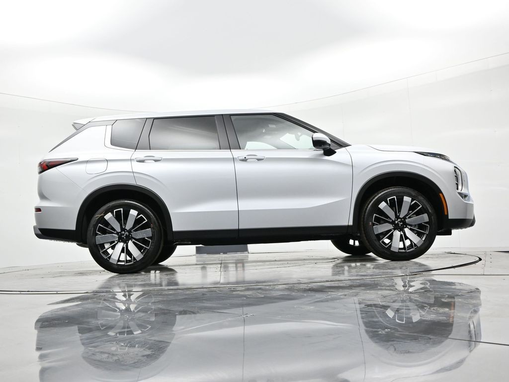 Mitsubishi Outlander Vehicle Full-screen Gallery Image 24