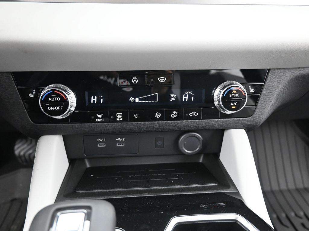 Mitsubishi Outlander Vehicle Full-screen Gallery Image 11