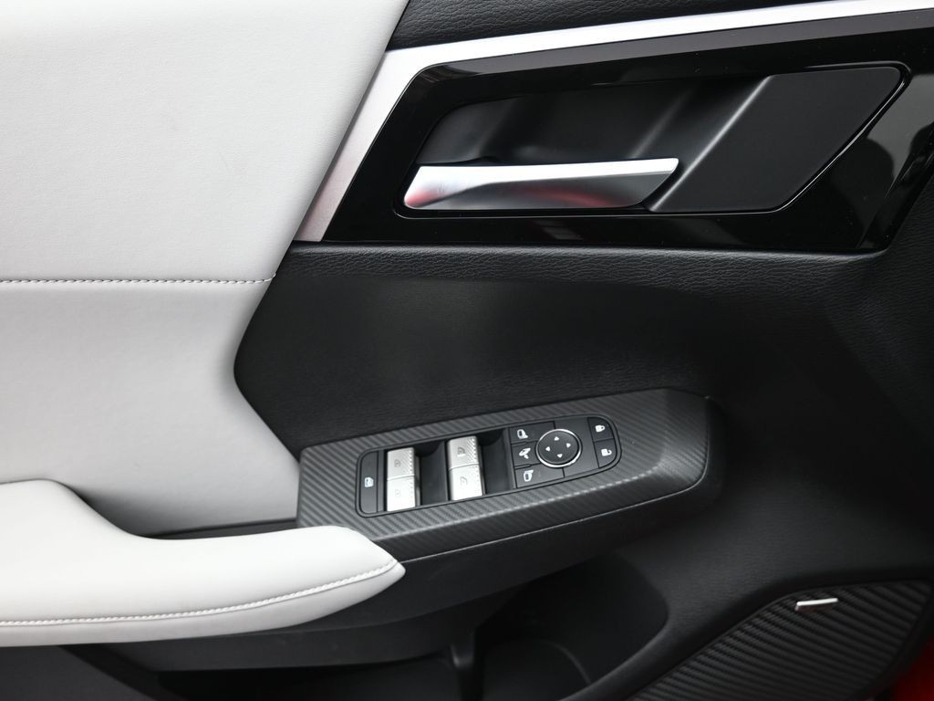 Mitsubishi Outlander Vehicle Full-screen Gallery Image 14