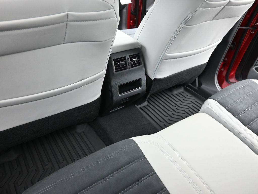 Mitsubishi Outlander Vehicle Full-screen Gallery Image 16