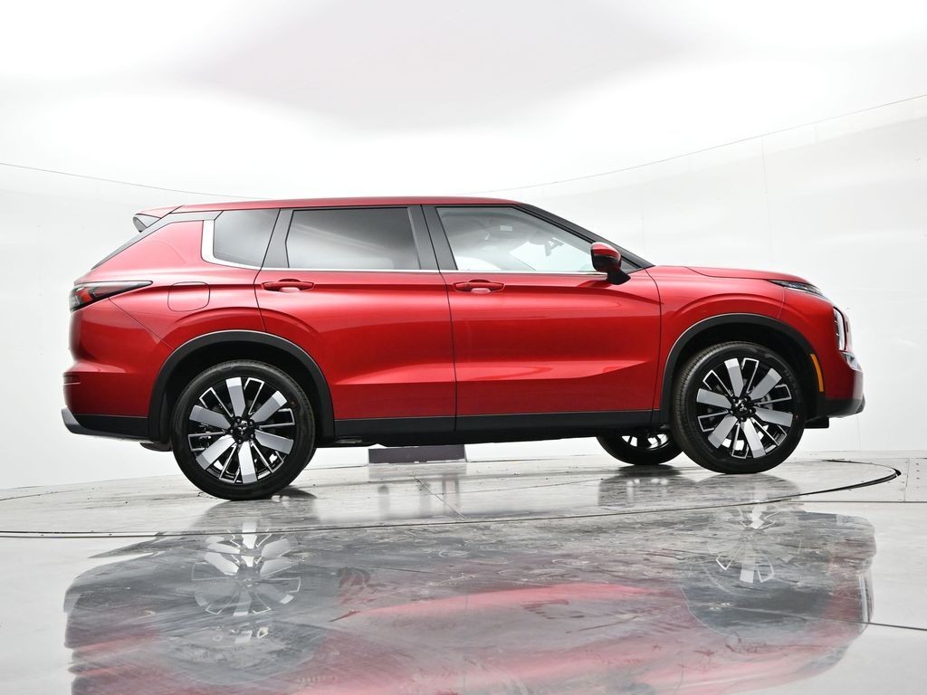 Mitsubishi Outlander Vehicle Full-screen Gallery Image 24
