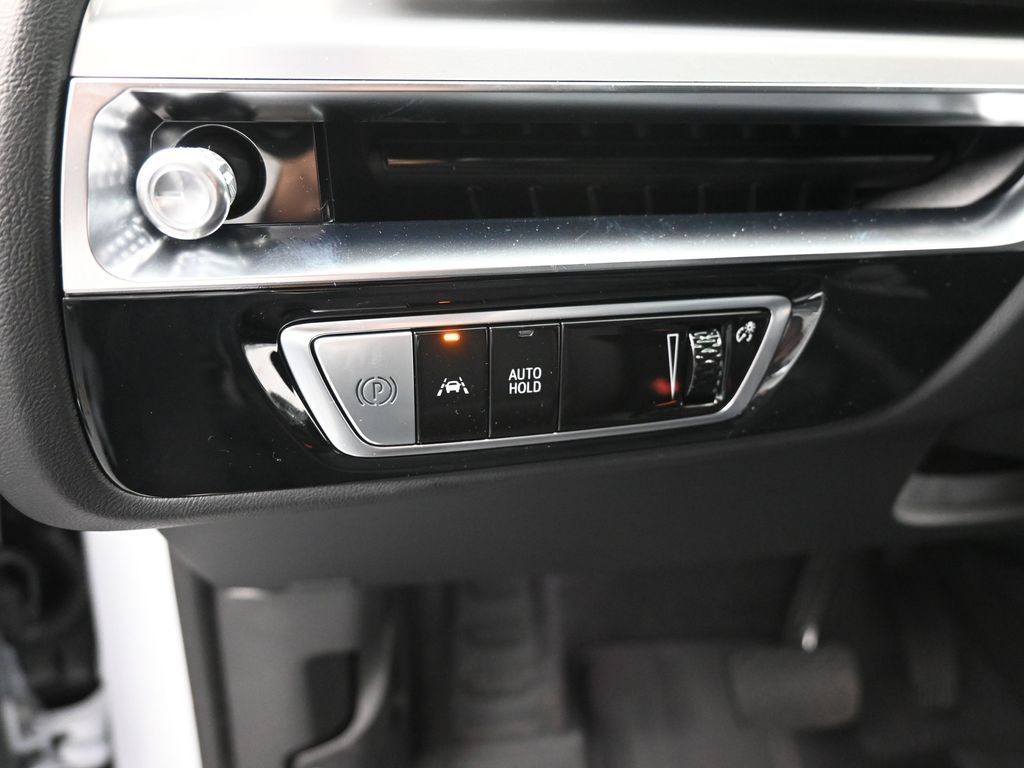 Cadillac LYRIQ Vehicle Full-screen Gallery Image 16