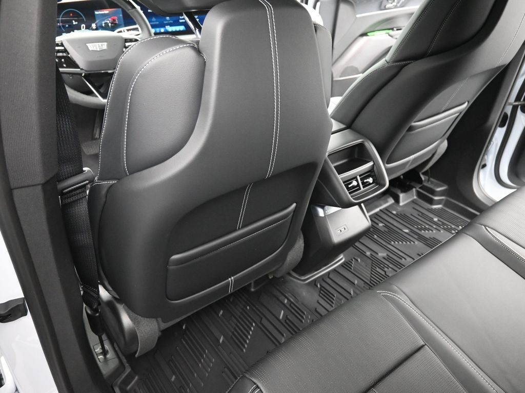 Cadillac LYRIQ Vehicle Full-screen Gallery Image 17