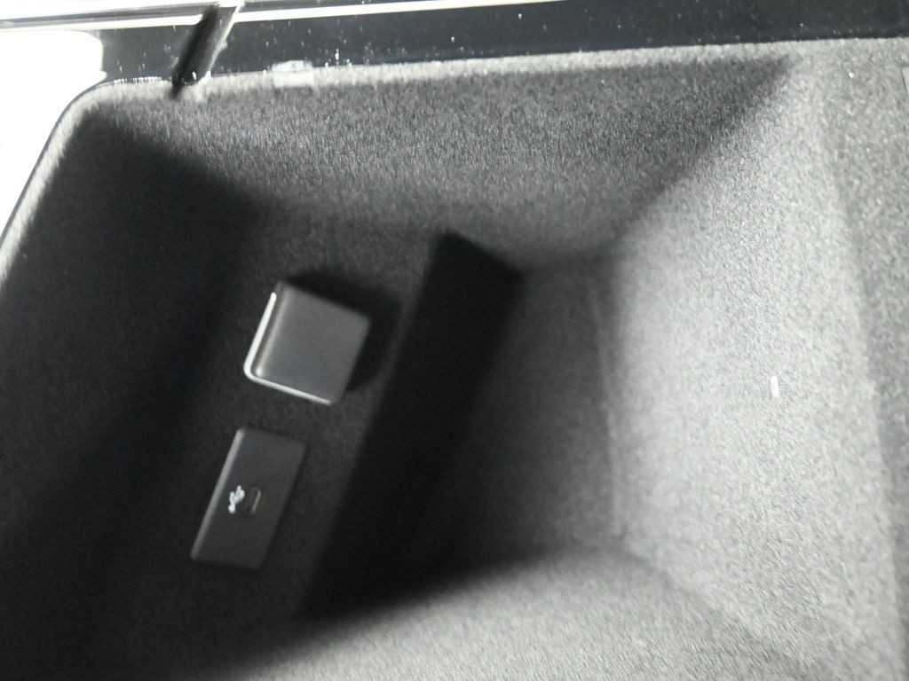 Cadillac LYRIQ Vehicle Full-screen Gallery Image 18