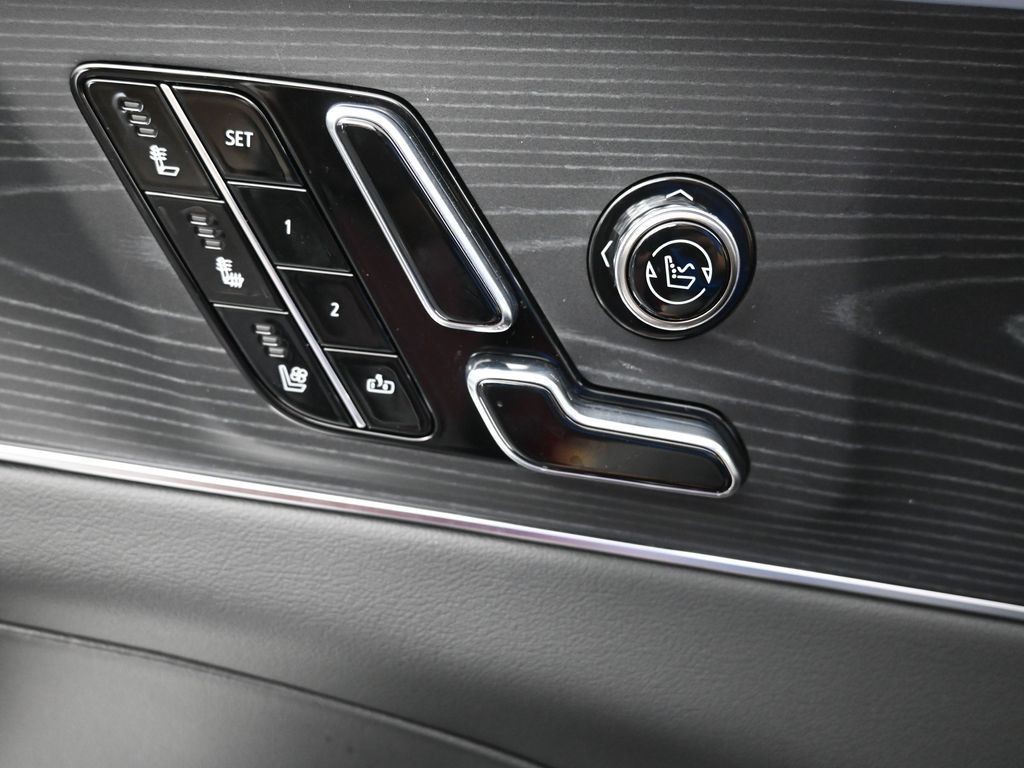 Cadillac LYRIQ Vehicle Full-screen Gallery Image 24